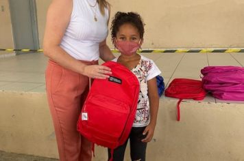 Foto - Entrega de KIT ATIVIDADES para as Crianças participantes dos Projetos Estrela Guia e Adolescer como Cidadão