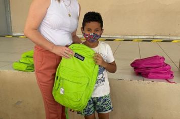 Foto - Entrega de KIT ATIVIDADES para as Crianças participantes dos Projetos Estrela Guia e Adolescer como Cidadão