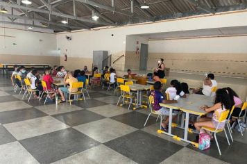 Foto - Entrega de KIT ATIVIDADES para as Crianças participantes dos Projetos Estrela Guia e Adolescer como Cidadão