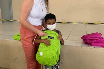 Foto - Entrega de KIT ATIVIDADES para as Crianças participantes dos Projetos Estrela Guia e Adolescer como Cidadão