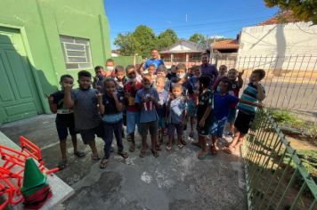 Foto - Entrega de KIT ATIVIDADES para as Crianças participantes dos Projetos Estrela Guia e Adolescer como Cidadão