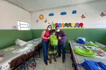 Foto - Entrega de KIT ATIVIDADES para as Crianças participantes dos Projetos Estrela Guia e Adolescer como Cidadão