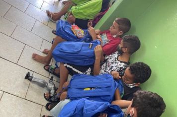 Foto - Entrega de KIT ATIVIDADES para as Crianças participantes dos Projetos Estrela Guia e Adolescer como Cidadão