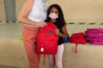 Foto - Entrega de KIT ATIVIDADES para as Crianças participantes dos Projetos Estrela Guia e Adolescer como Cidadão