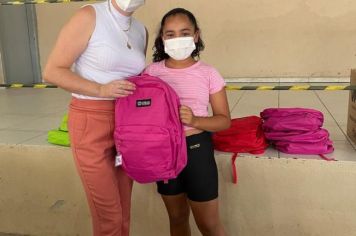 Foto - Entrega de KIT ATIVIDADES para as Crianças participantes dos Projetos Estrela Guia e Adolescer como Cidadão