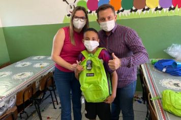 Foto - Entrega de KIT ATIVIDADES para as Crianças participantes dos Projetos Estrela Guia e Adolescer como Cidadão