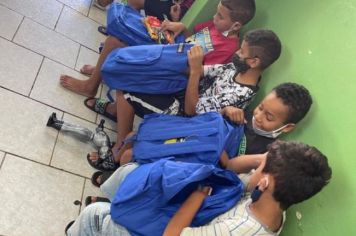 Foto - Entrega de KIT ATIVIDADES para as Crianças participantes dos Projetos Estrela Guia e Adolescer como Cidadão