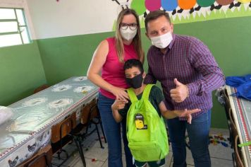 Foto - Entrega de KIT ATIVIDADES para as Crianças participantes dos Projetos Estrela Guia e Adolescer como Cidadão