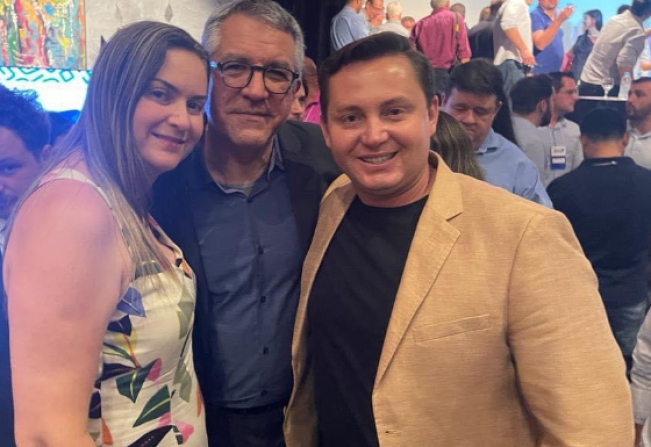 PREFEITO E PRIMEIRA-DAMA PARTICIPAM DE ENCONTRO COM MINISTRO ALEXANDRE PADILHA